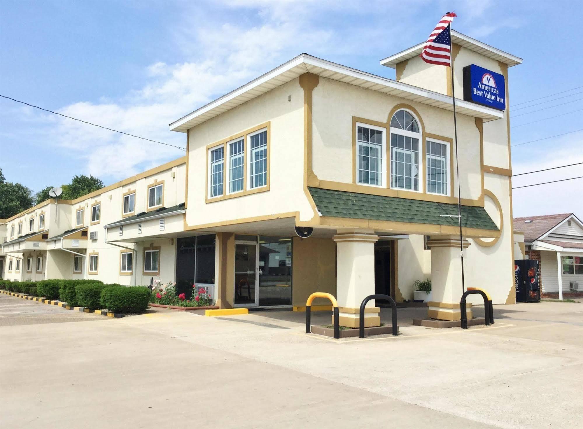 Americas Best Value Inn Macomb Bagian luar foto