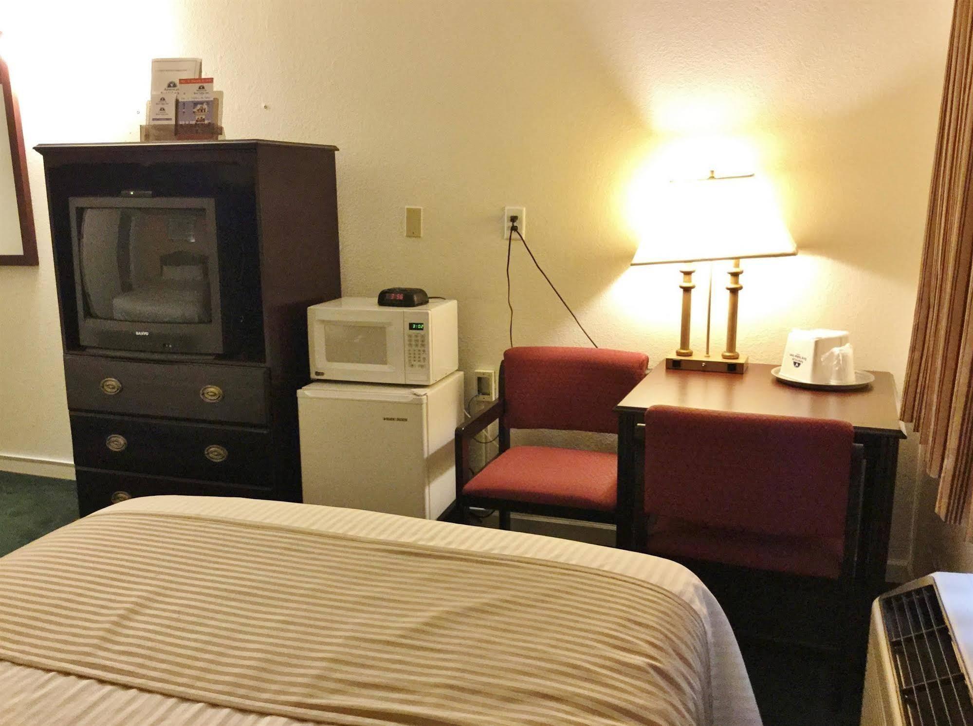 Americas Best Value Inn Macomb Bagian luar foto