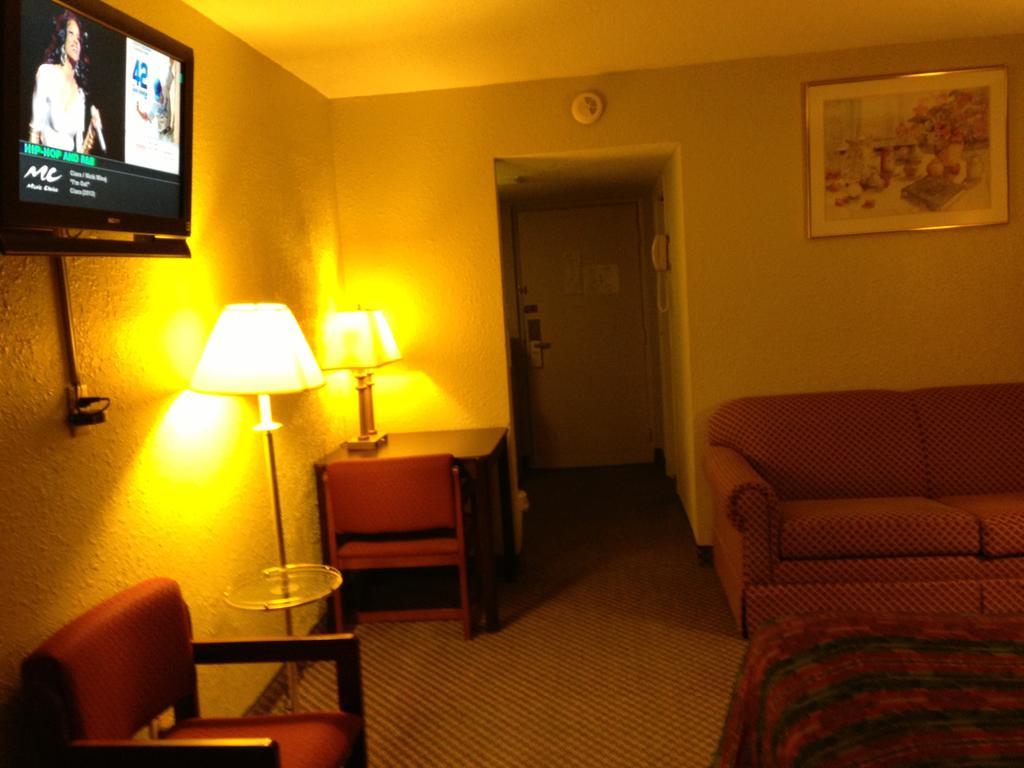 Americas Best Value Inn Macomb Bagian luar foto