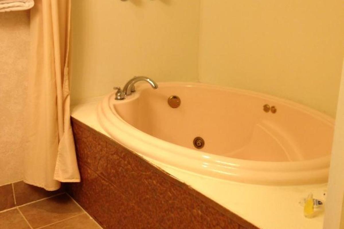 Americas Best Value Inn Macomb Bagian luar foto