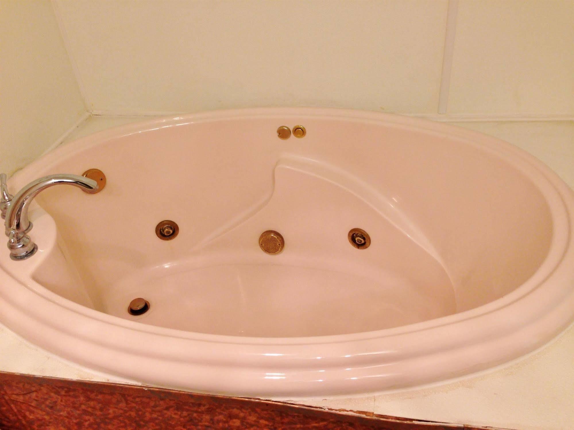 Americas Best Value Inn Macomb Bagian luar foto