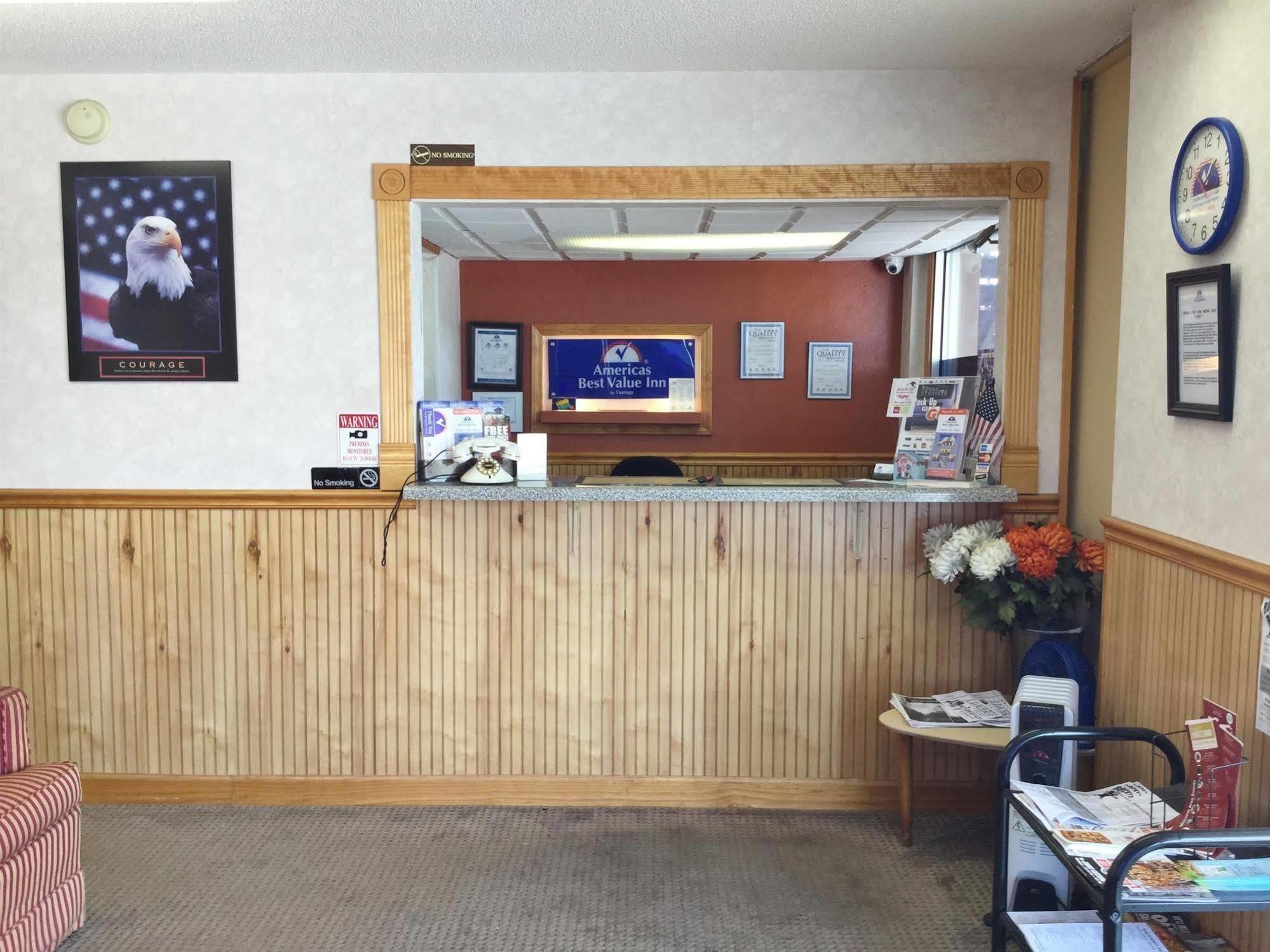 Americas Best Value Inn Macomb Bagian luar foto