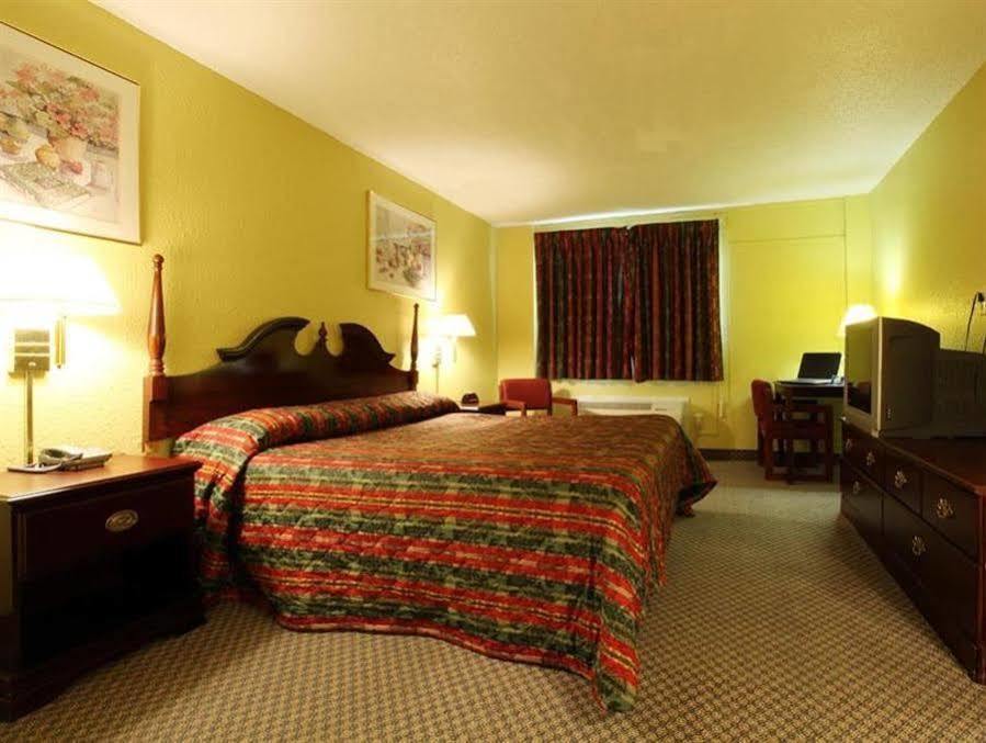 Americas Best Value Inn Macomb Bagian luar foto
