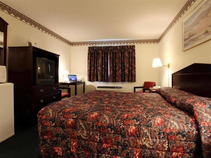 Americas Best Value Inn Macomb Bagian luar foto