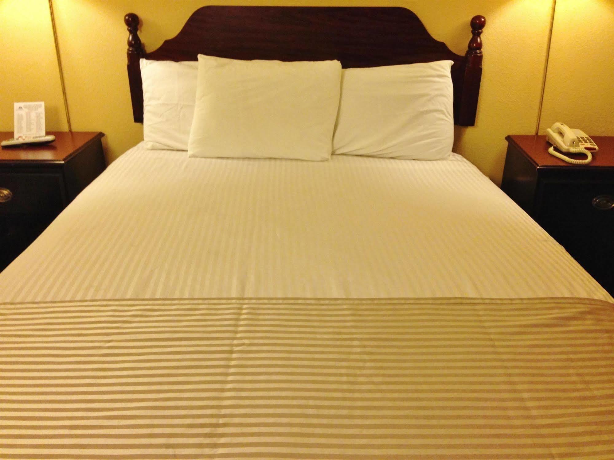 Americas Best Value Inn Macomb Bagian luar foto