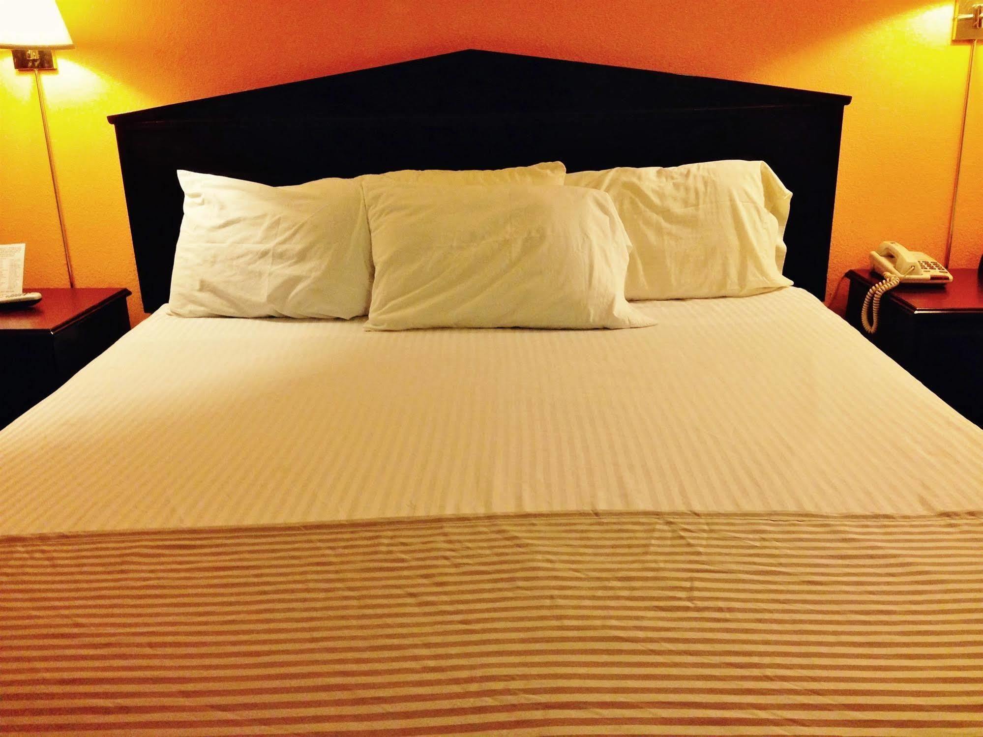 Americas Best Value Inn Macomb Bagian luar foto